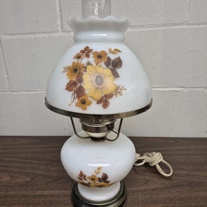 Vintage Floral Design Table Lamp