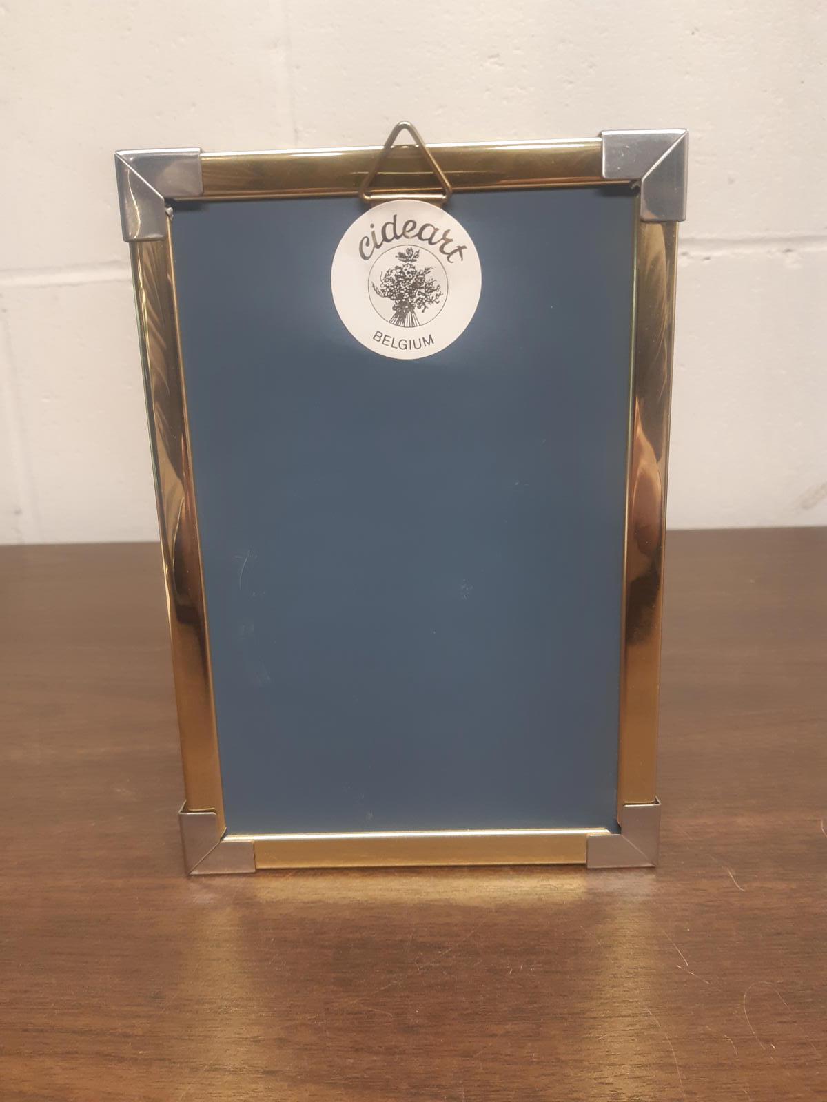 青いアクセントのヴィンテージフローラルシャドーボックスアート