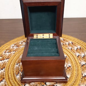 Elegante Bombay Spieluhr aus Holz mit grünem Samtfutter
