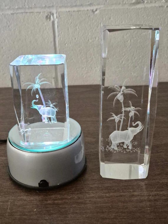 3Dレーザーエッチングを施したエレガントなクリスタル象2体セット（LED 