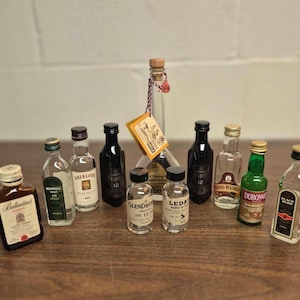Samling av blandade miniatyrspritflaskor