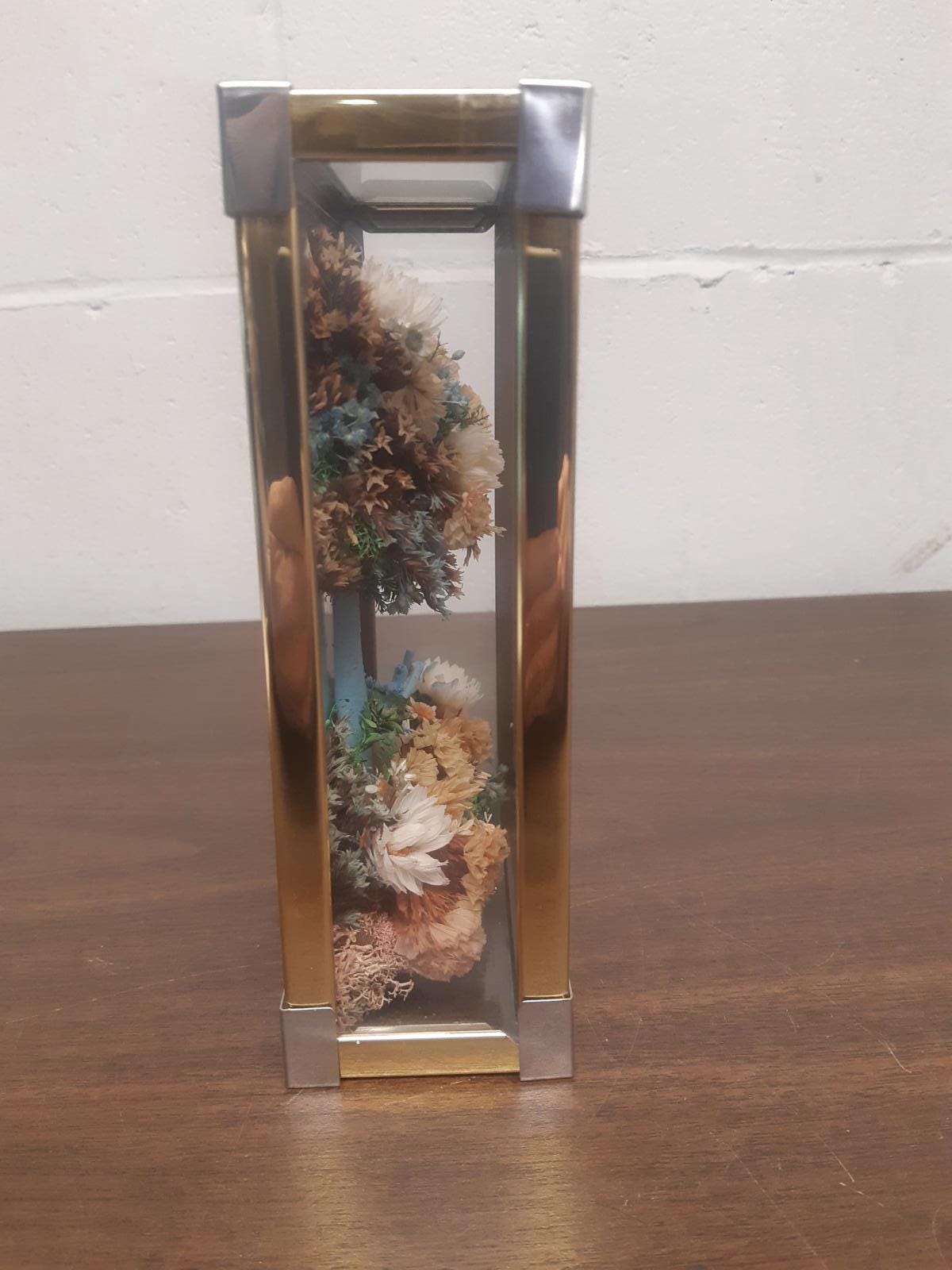 青いアクセントのヴィンテージフローラルシャドーボックスアート