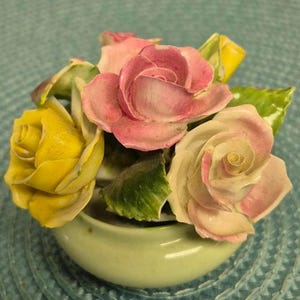 Figurina floreale in porcellana con bouquet di rose