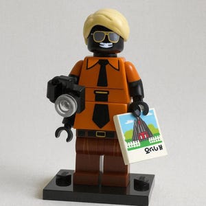 LEGO Ninjago Flashback Lord Garmadon Minifigur – CMF 71019 Figur 15 med Kamera och Vykort – Äkta LEGO