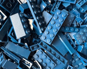 Mörkblå LEGO® Bulk Lot – Blandade delar | Tallrikar, klossar, sluttningar och mer - 100 delar