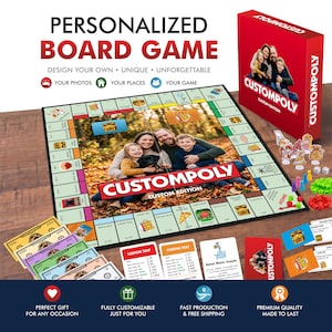 Könnte beinhalten: Ein personalisiertes Brettspiel namens Customopoly mit einem zentralen Spielbrett mit Familienfoto, einer roten Spielschachtel, bunten Spielfiguren, Würfeln, Spielgeld und Karten mit Texten wie Custom Text und Rebel Water Supply.