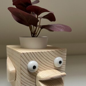Handgemachter hölzerner Enten-Blumentopf ""Pekpek"" - Schreibtischdekor, niedlicher Vogel-Blumentopf mit künstlicher Pflanze, schrulliger Haus- & Bürodekoration-Tier-Blumentopf."