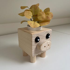 Entzückender Schweine-Übertopf aus Holz – Handgefertigter Topf mit Kiefernholz und Kunstpflanze | Niedliche Schreibtisch Dekoration, Minimalistisches Geschenk, Tier Hobel