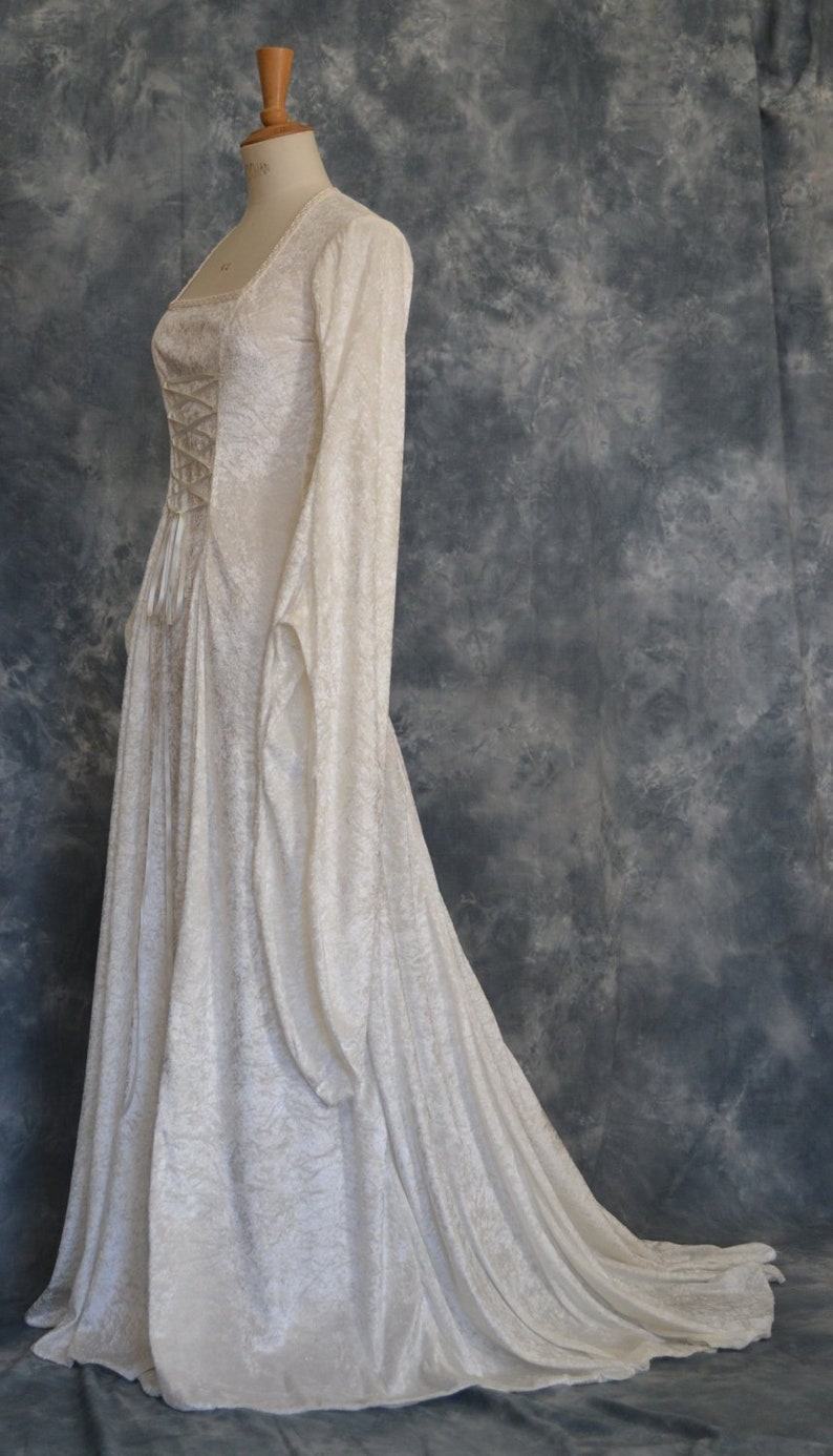K&ouml;nnte beinhalten: Ein wei&szlig;es, lang&auml;rmeliges Kleid im mittelalterlichen Stil mit einem Schn&uuml;rkorsett und einem flie&szlig;enden Rock.