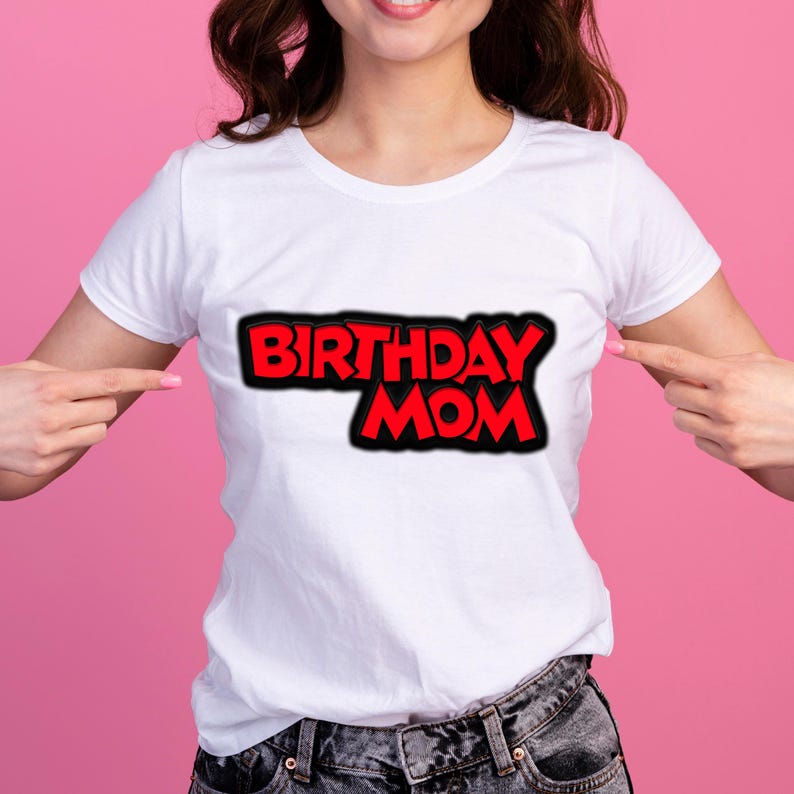 K&ouml;nnte beinhalten: Wei&szlig;es T-Shirt mit dem Text "BIRTHDAY MOM" in roten Buchstaben mit schwarzem Umriss.