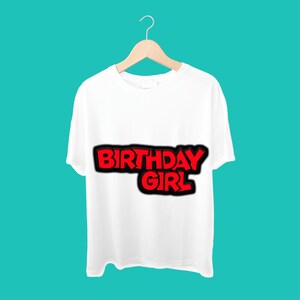 K&ouml;nnte beinhalten: Wei&szlig;es T-Shirt mit dem Text "Birthday Girl" in Rot mit schwarzem Umriss.