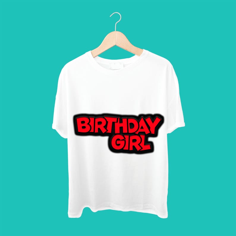 K&ouml;nnte beinhalten: Wei&szlig;es T-Shirt mit dem Text "Birthday Girl" in Rot mit schwarzem Umriss.