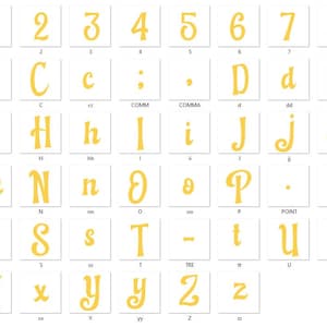K&ouml;nnte beinhalten: Ein digitaler Zeichensatz mit gelben, stilisierten, kursiv inspirierten Buchstaben, Zahlen und Satzzeichen, die in einem Raster angeordnet sind. Jedes Zeichen wird in einem eigenen wei&szlig;en Quadrat angezeigt und zeigt einen einheitlichen Schriftstil.