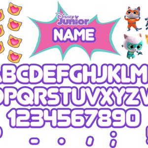 Puede incluir: Un conjunto de alfabeto y números imprimible con un contorno morado y un relleno blanco. Las letras y los números están en una fuente redonda y juguetona. La imagen también incluye una estrella rosa y azul con el texto "Disney Junior" y "NAME" en blanco. También hay imágenes de gatos de dibujos animados con trajes de superhéroes.