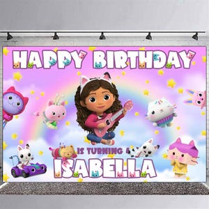 Könnte beinhalten: Ein farbenfrohes Geburtstagsbanner mit den Worten "HAPPY BIRTHDAY" und "ISABELLA". Das Design zeigt ein Cartoon-Mädchen mit einer rosa Gitarre, animierte Katzenfiguren, Sterne und einen Regenbogen vor einem pastellfarbenen Hintergrund.