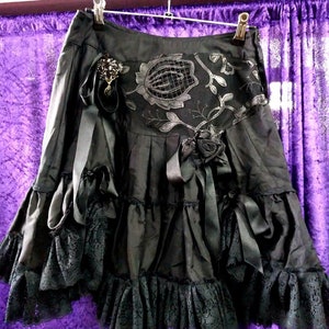 Falda corta a media altura gótica victoriana, bohemia y gitana, de estilo bohemio, de hadas, de textiles antiguos y vintage, talla OOAK mediana