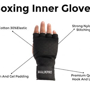 Puede incluir: Guantes interiores de boxeo negros sin dedos con una correa de mu&ntilde;eca etiquetada MAALIKPRO. Incluyen 70% algod&oacute;n y 30% el&aacute;stico, costuras de nailon, acolchado de espuma y gel, y un sistema de cierre de gancho y bucle.