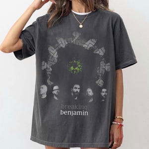 Komfortfärger Breaking Benjamin Awaken The Fallen 2025 Tour-tröja, Breaking Benjamin-tröja, Breaking Benjamin. Breaking Benjamin-merchandise