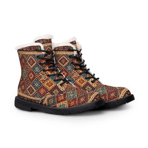 以下が含まれることがあります： 赤、青、金色の幾何学模様が施されたコンバットブーツ。ブーツは黒いレース、黒いソール、白いフェイクファーの裏地が付いています。伝統的なラグを連想させるデザインです。