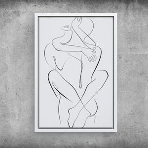 Pu&ograve; includere: Una stampa artistica minimalista incorniciata. L'opera raffigura due figure che si abbracciano, rese con una linea nera continua su sfondo bianco. Le figure sono intrecciate, con braccia e gambe sovrapposte. La cornice &egrave; bianca e lo sfondo &egrave; un muro di cemento grigio.