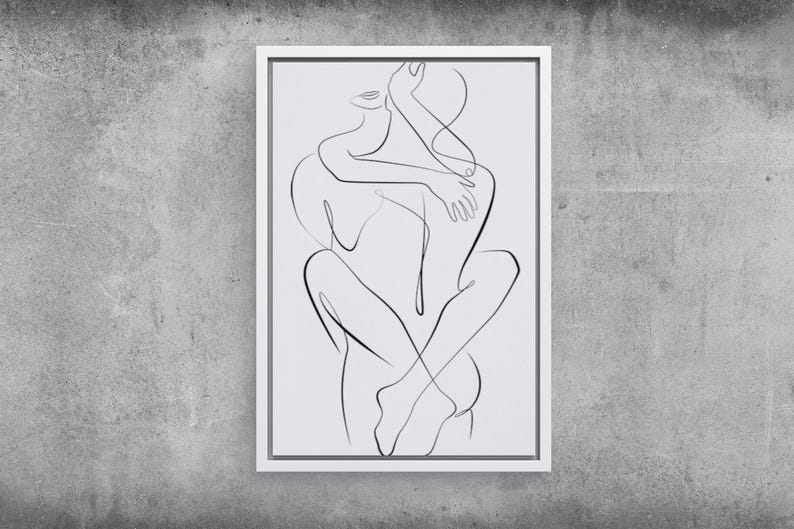 Pu&ograve; includere: Una stampa artistica minimalista incorniciata. L'opera raffigura due figure che si abbracciano, rese con una linea nera continua su sfondo bianco. Le figure sono intrecciate, con braccia e gambe sovrapposte. La cornice &egrave; bianca e lo sfondo &egrave; un muro di cemento grigio.