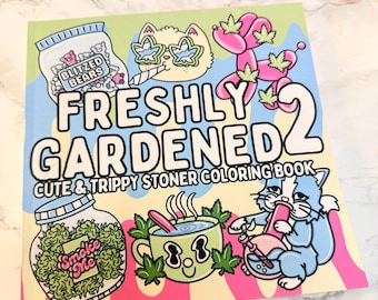 Puede incluir: Un libro para colorear "Freshly Gardened 2" con un tema lindo y psicodélico. La portada presenta ilustraciones de dibujos animados de gatos, osos y elementos relacionados con el cannabis. El texto "Cute & Trippy Stoner Coloring Book" también es visible.