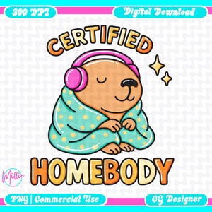 K&ouml;nnte beinhalten: Digitalgrafik mit einem Cartoon-Wasserschwein, das in eine t&uuml;rkisfarbene Decke mit gelben Punkten geh&uuml;llt ist und einen rosa Kopfh&ouml;rer tr&auml;gt. Der Text lautet "CERTIFIED HOMEBODY" in orangefarbenen und gelben Buchstaben mit glitzernden Sternen.