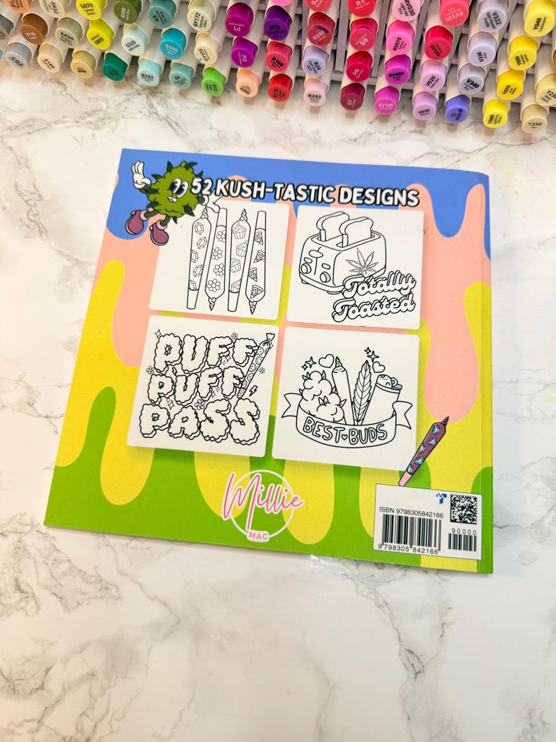Puede incluir: Un libro para colorear titulado "52 Kush-Tastic Designs" con ilustraciones con temas de cannabis. El libro presenta el texto "Puff Puff Pass" y "Totally Toasted". La portada es verde, rosa y azul con un personaje de dibujos animados.