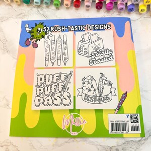 Puede incluir: Un libro para colorear titulado "52 Kush-Tastic Designs" con varias ilustraciones en blanco y negro con temas de cannabis. El libro tiene una portada verde y amarilla con el nombre "Millie Mac" y una variedad de marcadores coloridos en el fondo.