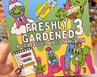 Puede incluir: Un colorido libro para colorear titulado "Freshly Gardened 3" con ilustraciones temáticas de cannabis. La portada presenta una máquina de chicles, una batería, una tortuga y una lámpara de lava. También se ve el texto "Bold & Easy Stoner Coloring Book".