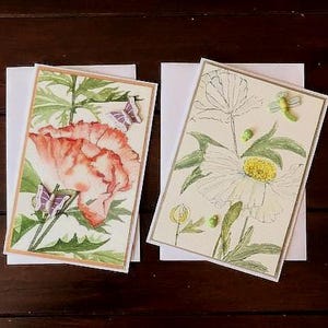 Set di 2 carte acquerello fatte a mano. Carte fiore. Carta fiore garofano. Carta fiore margherita. Carta farfalla viola. Carta coccinella.