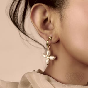 Minimalist Freshwater Pearl Earrings, Gold Gemstone Pearl Flower Earrings Pearl Drop Stud Wedding Bridal Earring, Valentins Day Gift for Her