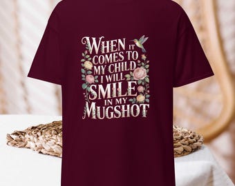 子どものこととなると、私はマグショットTシャツを着て笑顔になります。