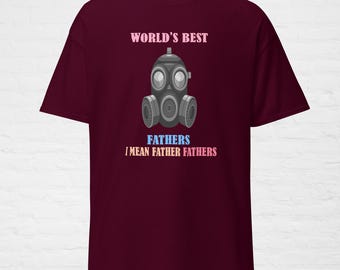 Puede incluir: Camiseta color burdeos con un gráfico de máscara de gas negra y gris y el texto "World's Best Fathers I Mean Father Fathers" en rosa y azul.