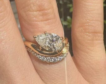 Horizontale traan unieke bruidsring set, 2,95 CT peergeslepen gesimuleerde diamant in hoek op gegolfde schacht, met gebogen effenen trouwring