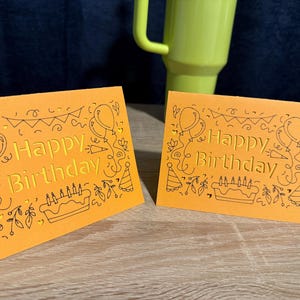 Anpassbares orangefarbenes Geburtstagskarten-Set mit geprägtem Design - Grußkarten mit Luftballon- und Kuchenmotiven für einzigartige Geburtstagswünsche
