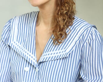 Blusa vintage de media manga con cuello marinero y rayas azules y blancas