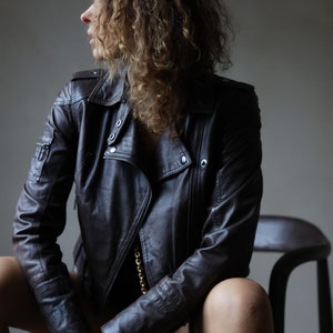 Chaqueta entallada estilo motero de cuero auténtico marrón vintage