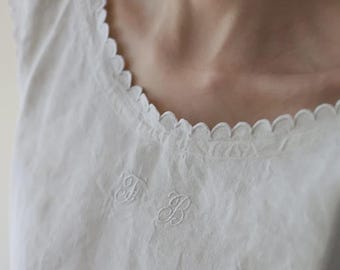 Camicia da notte antica in lino naturale con iniziali F B ricamate.