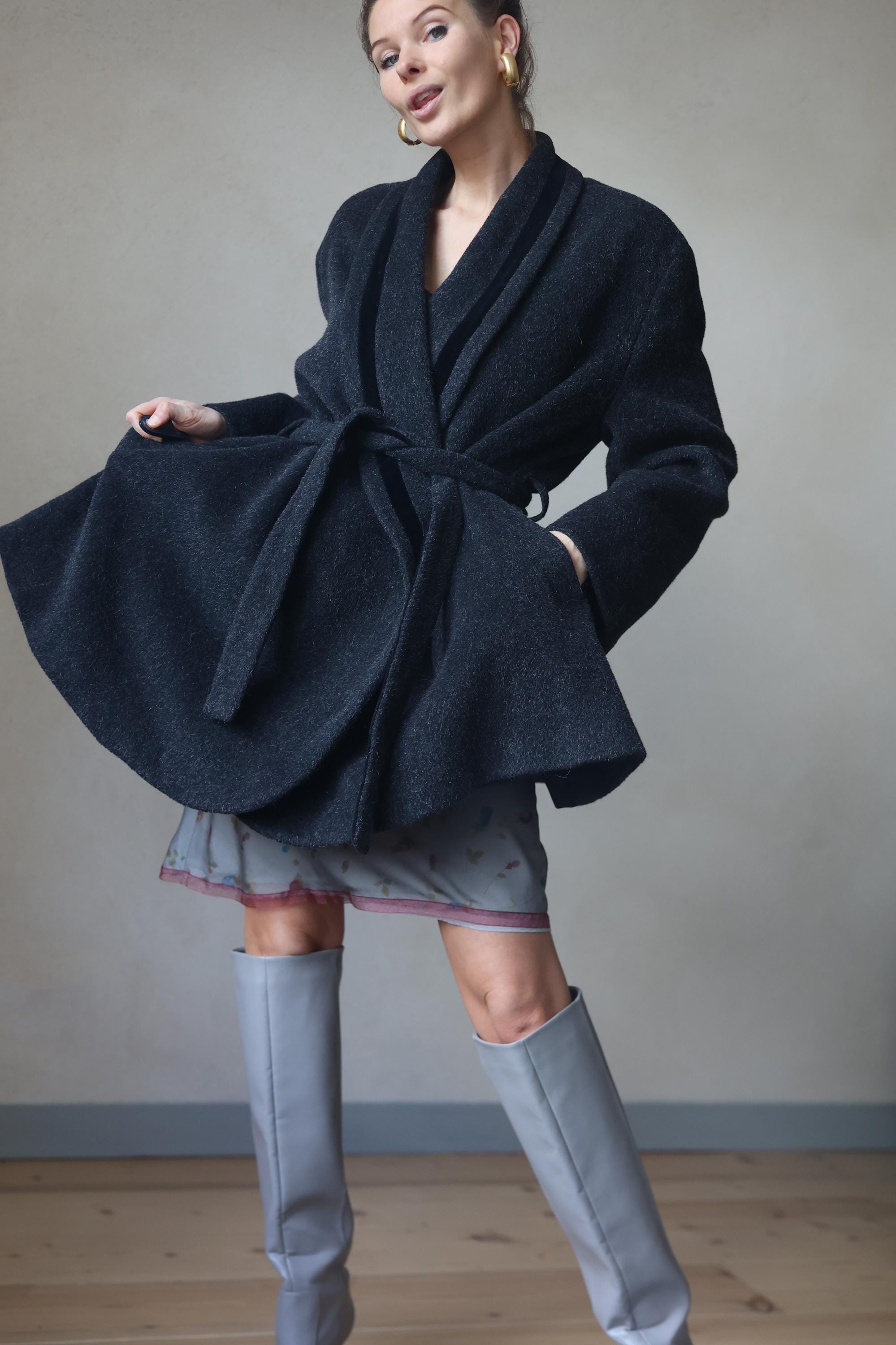 FERRE Vintage grauer Wolle Alpaka Mohair Mantel mit breitem Gürtel, hüftlang