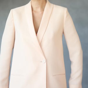 Blazer minimalista vintage de corte largo, sencillo y color crema