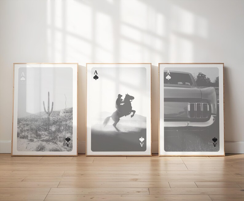 Op de afbeelding: Drie ingelijste zwart-wit prints. De prints tonen een woestijnlandschap met een cactus, een cowboy op een steigerend paard en de voorkant van een klassieke auto. Elke print heeft een speelkaartenontwerp.