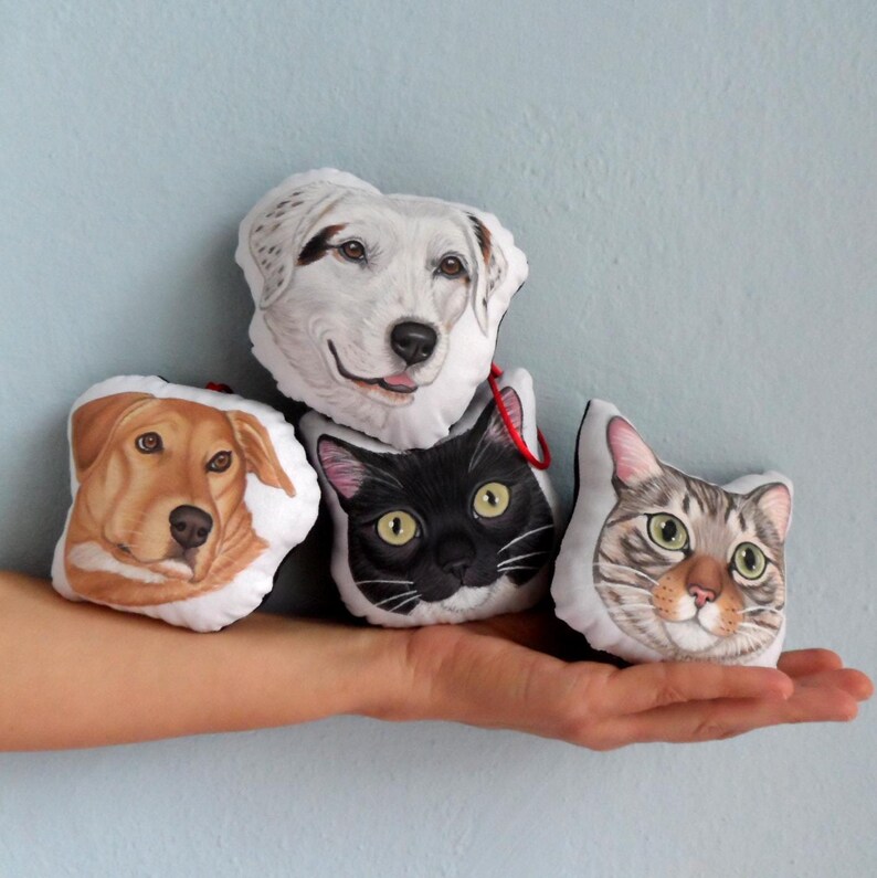 Puede incluir: Cuatro peluches de diferentes animales: un perro marr&oacute;n y blanco, un gato negro y blanco, un perro marr&oacute;n y blanco y un gato atigrado. Los peluches est&aacute;n hechos de tela suave y tienen caracter&iacute;sticas realistas.