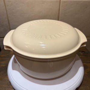 Juego de 2 recipientes Tupperware vintage color almendra, solo para microondas, 3 cuartos de galón (3 litros). Fabricado en EE. UU. en la década de 1980.