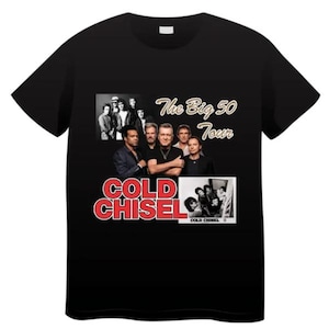 Könnte beinhalten: Schwarzes T-Shirt mit einem roten und weißen "Cold Chisel"-Logo und einem Foto der Band. Der Text "The Big 50 Tour" ist in Gold über dem Logo gedruckt.