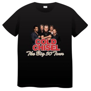 Könnte beinhalten: Schwarzes T-Shirt mit einer roten und weißen Grafik der Band Cold Chisel. Die Grafik enthält den Bandnamen und den Text "The Big 50 Tour".