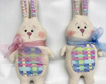 Décoration faite main de lapin de printemps |  Rembourrage de panier | Décoration primitive de lapin