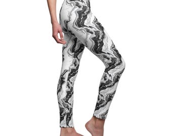 Calça legging feminina de ioga com estampa de mármore em preto, branco e cinza.
