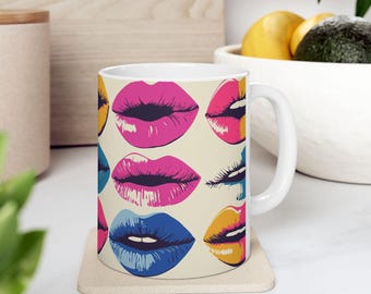 Caneca de cerâmica com estampa de lábios, estilo retrô.