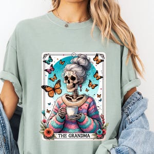 Camiseta Comfort Color Skeleton Mom, camiseta unissex de cartas de tarô, presente para amantes de esqueletos, vestuário exclusivo para cartas de tarô, carta de tarô presenteável, tarotcarded